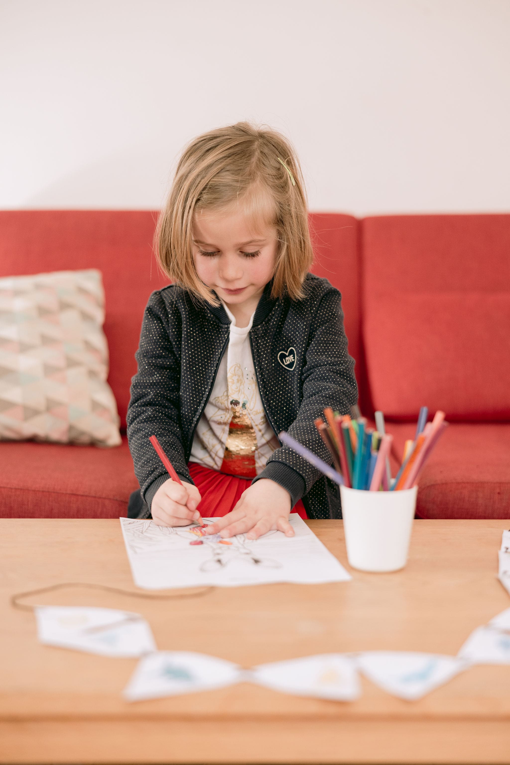 Enfant qui réalise une activité Montessori à la maison