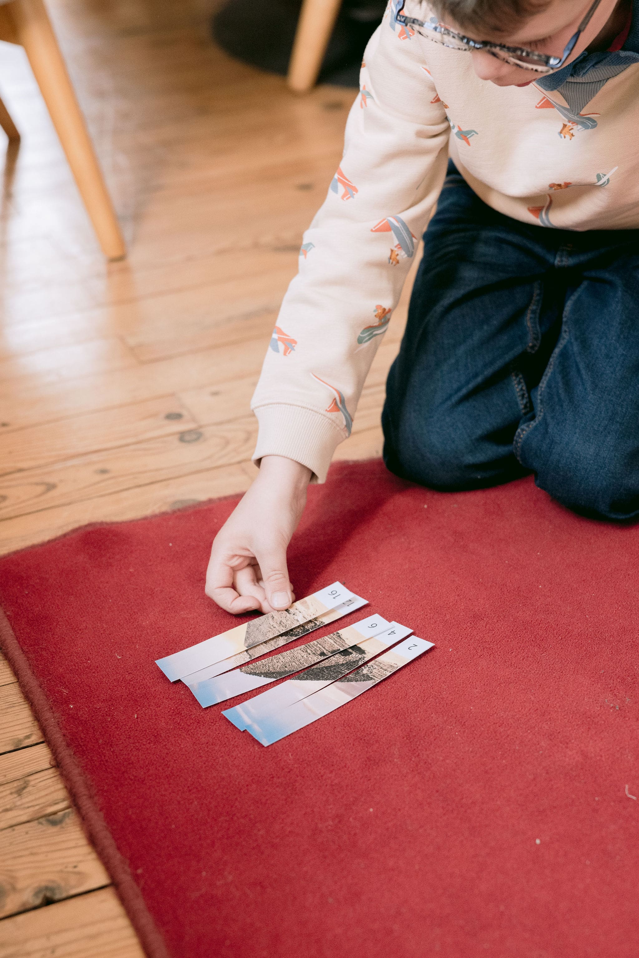 Enfant qui joue avec du matériel Montessori sensoriel