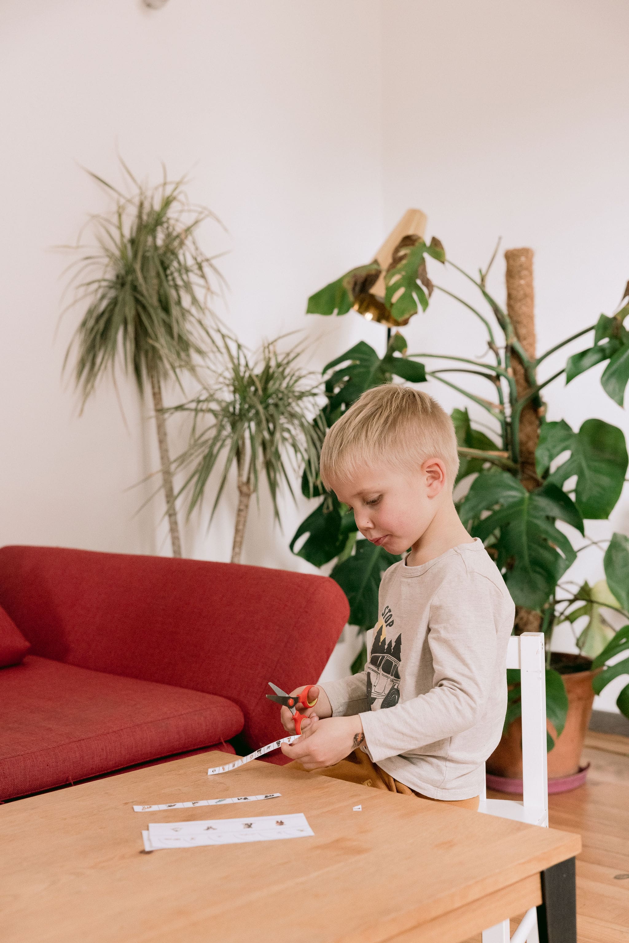 Enfant de 3 ans qui fait une activité Montessori d'appariement