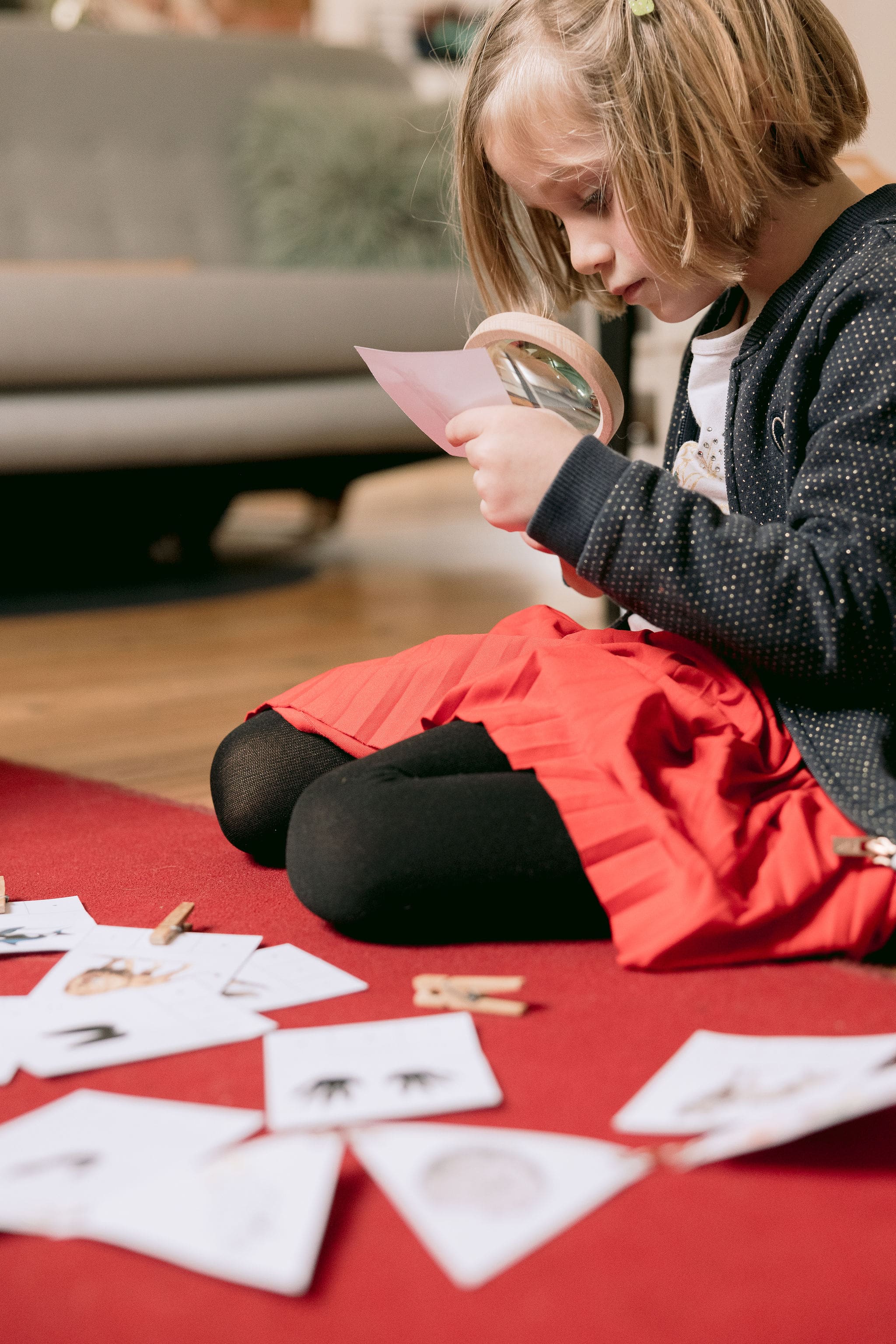 Activité Montessori à la maison avec un jeune enfant