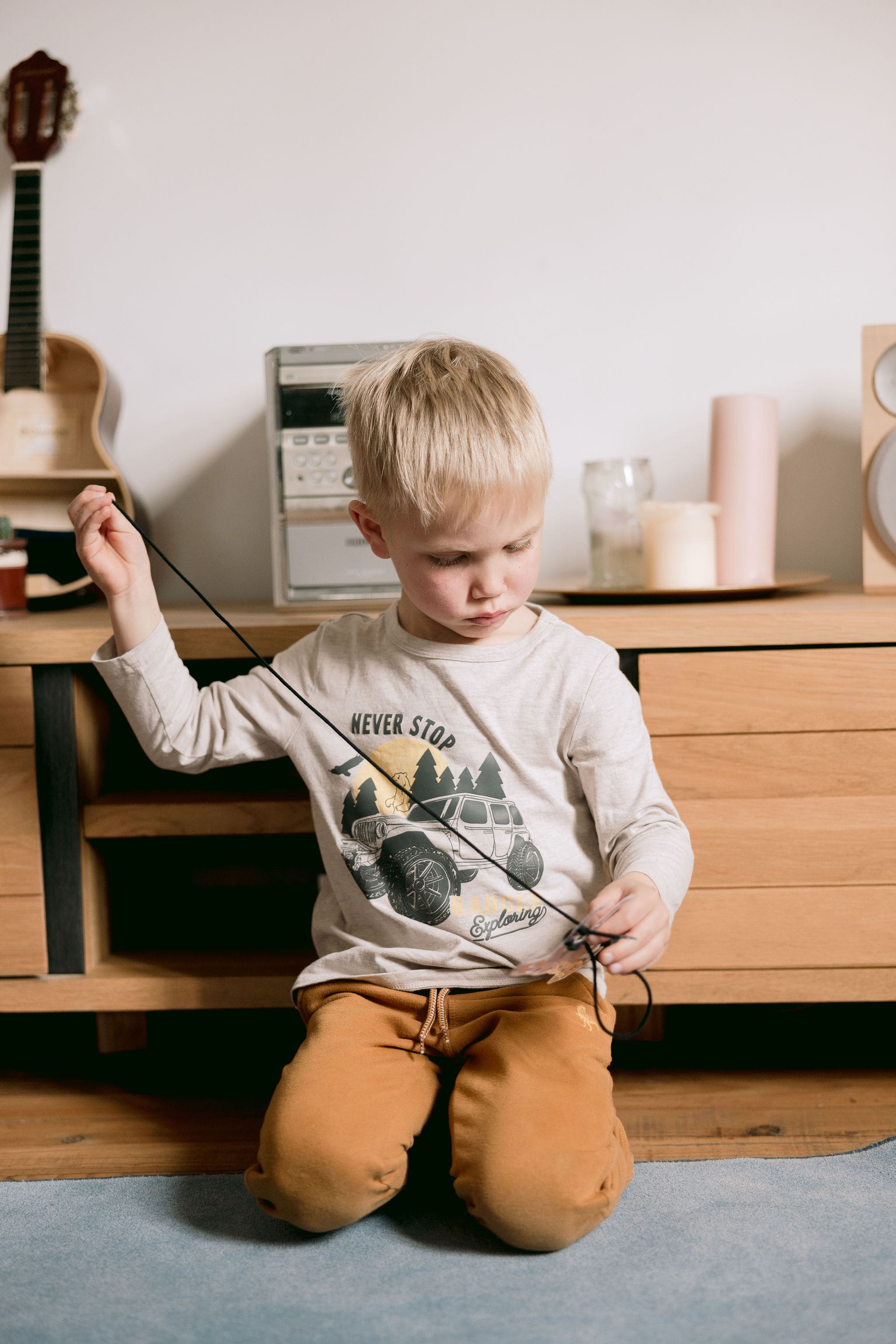 Tout-petit de 18 mois concentré sur une activité Montessori à la maison