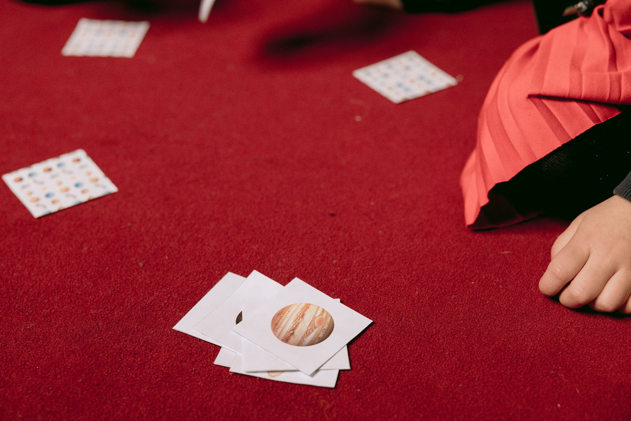 enfant qui fait une activité montessori motricité