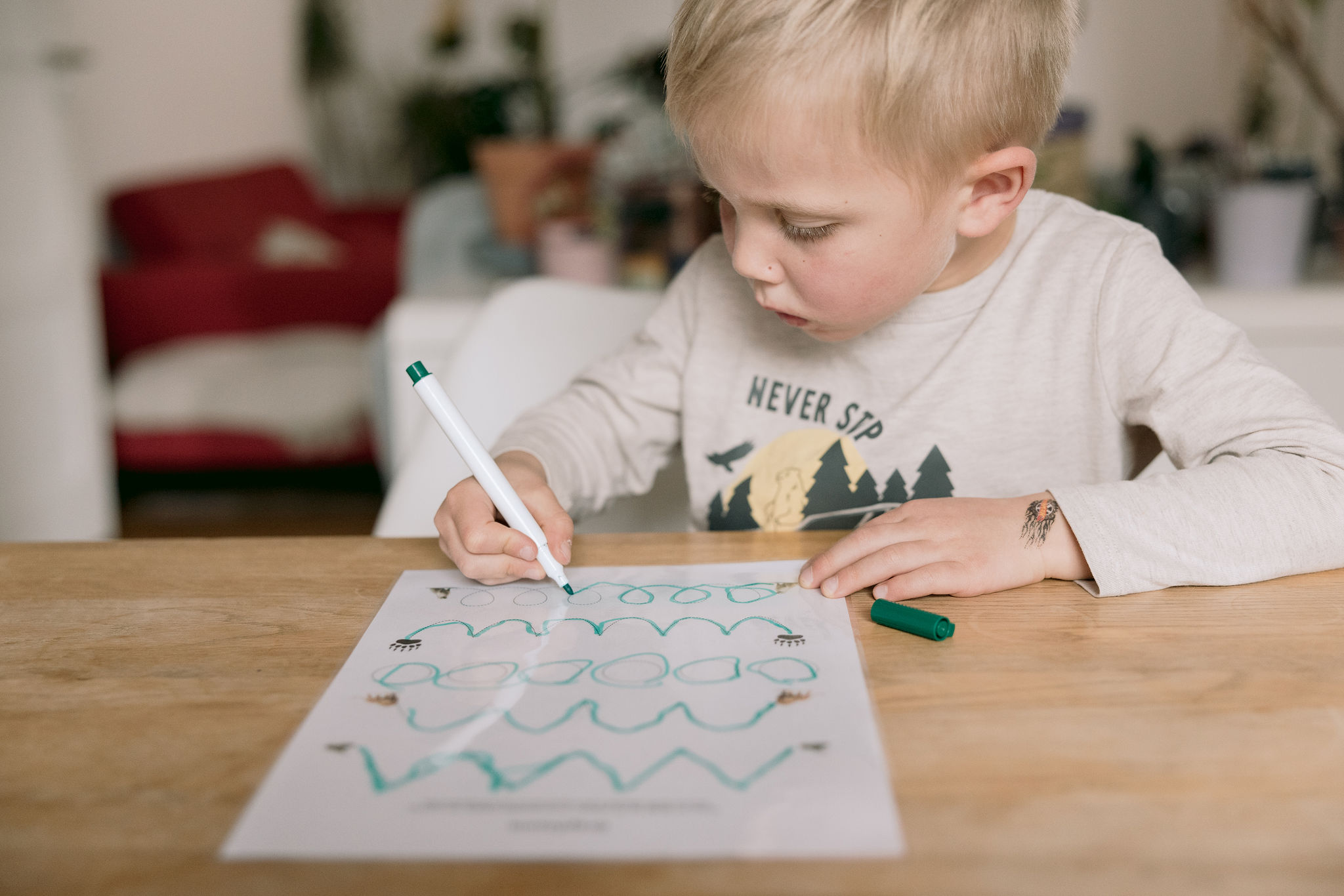 Matériel Montessori posé sur une table pour une activité à la maison