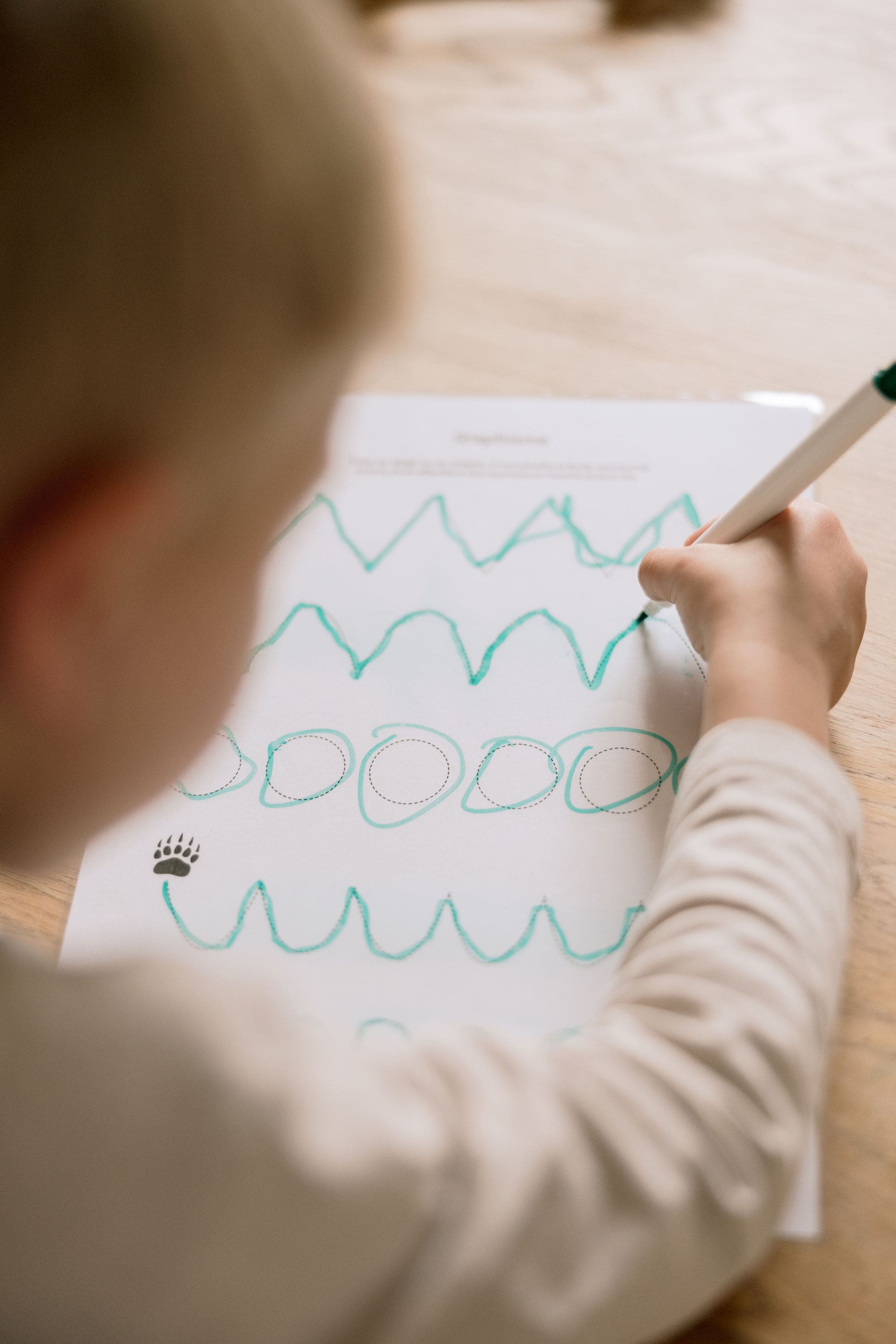enfant Montessori qui découvre les lettres et apprend à lire